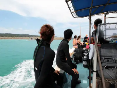 ボートで「青の洞窟」を目指します。