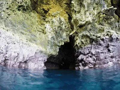 水中世界を楽しみながら「青の洞窟」入口に向かいます。