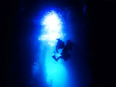 海側の入り口から「青の洞窟」に入ります。