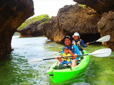 カヤックを楽しみながら「青の洞窟」を目指します。