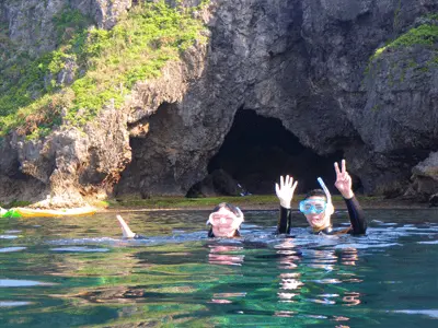シュノーケルをつけて「青の洞窟」入口に向かいます。