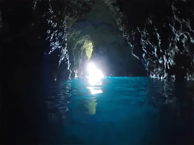 海側の入り口から「青の洞窟」に入ります。
