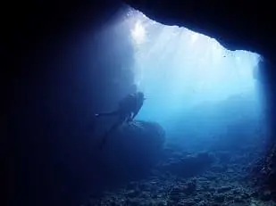 青く輝く水の美しさ