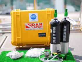 「AED」「酸素キット」「緊急用救命浮器」など、緊急時にも対応出来る確実な体制。