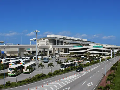 那覇空港の送迎付きだから、レンタカーを借りる必要がありません！