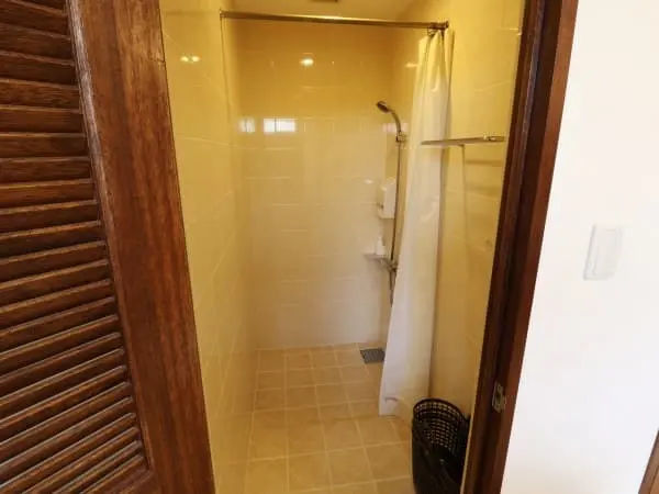 シャワーを浴びてリフレッシュ