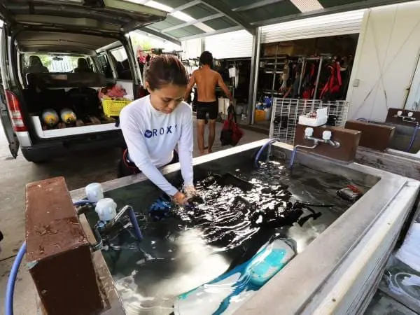 店舗に戻り、器材の洗浄