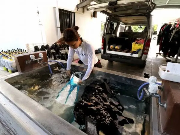 店舗に戻り、器材の洗浄