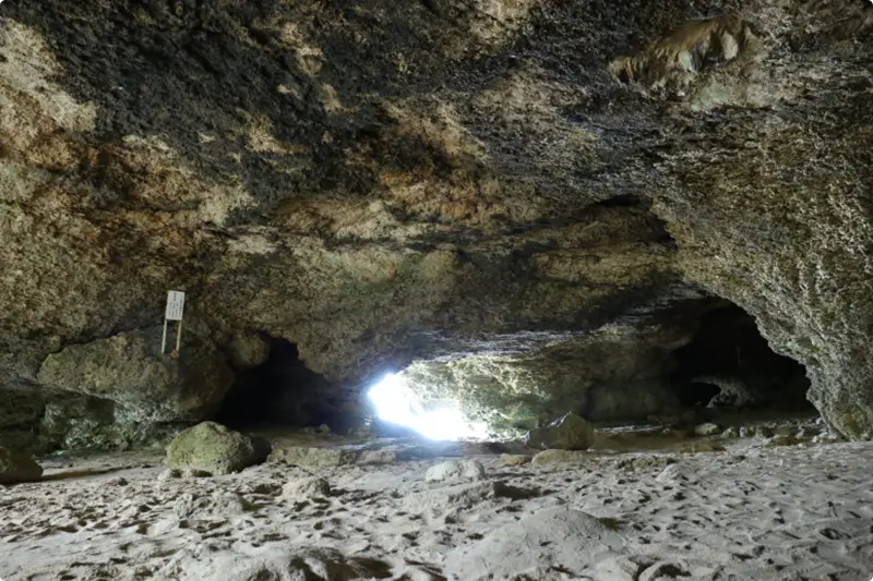 別名「千人洞（せんにんがま）」とも呼ばれる「ニャティヤ洞」