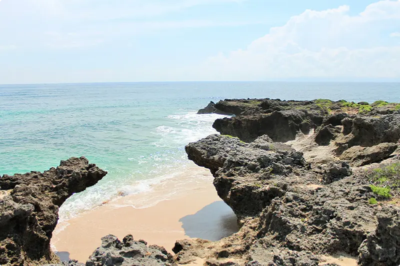 琉球の創造神・アマミキヨが降り立った場所と言われる伝説の岬「カベール岬」