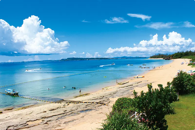 白い砂浜が約１㎞続く「トゥマイ浜」