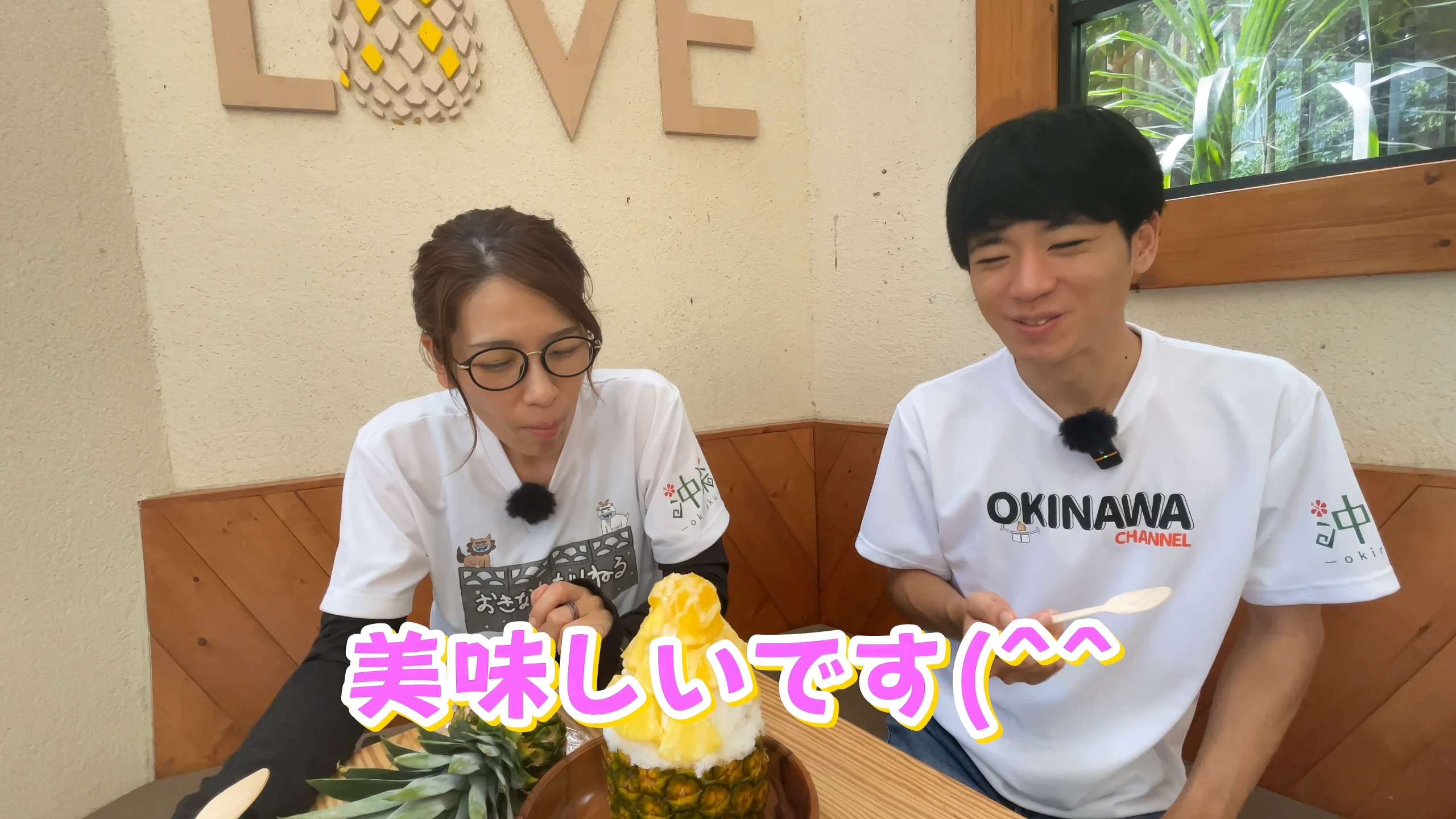 パイナップルを丸ごと器にした巨大なかき氷。自家製ピューレと練乳がたっぷり