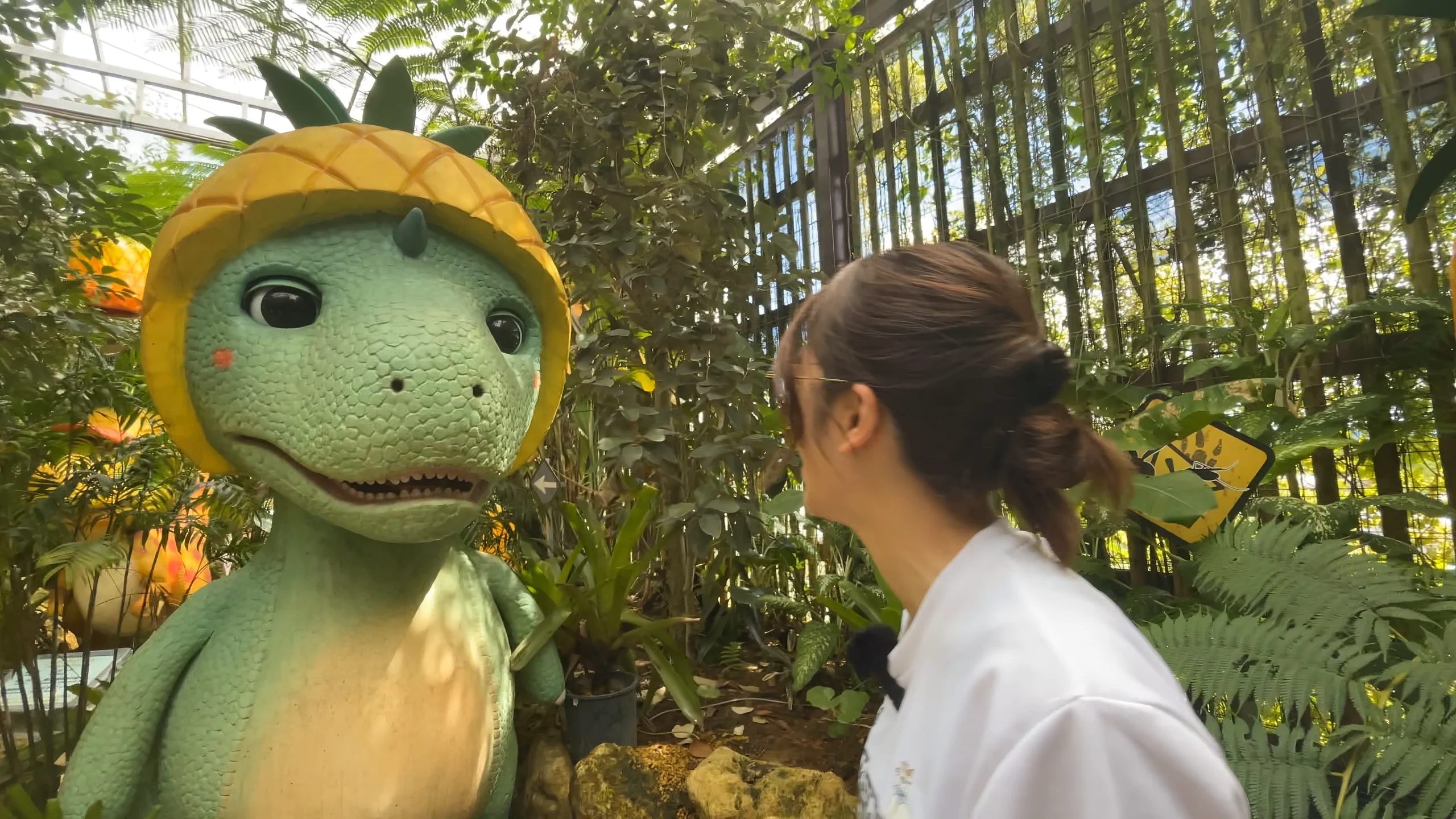 新エリアPinosaurの恐竜オブジェ。パイナップルの帽子を被っていて可愛い