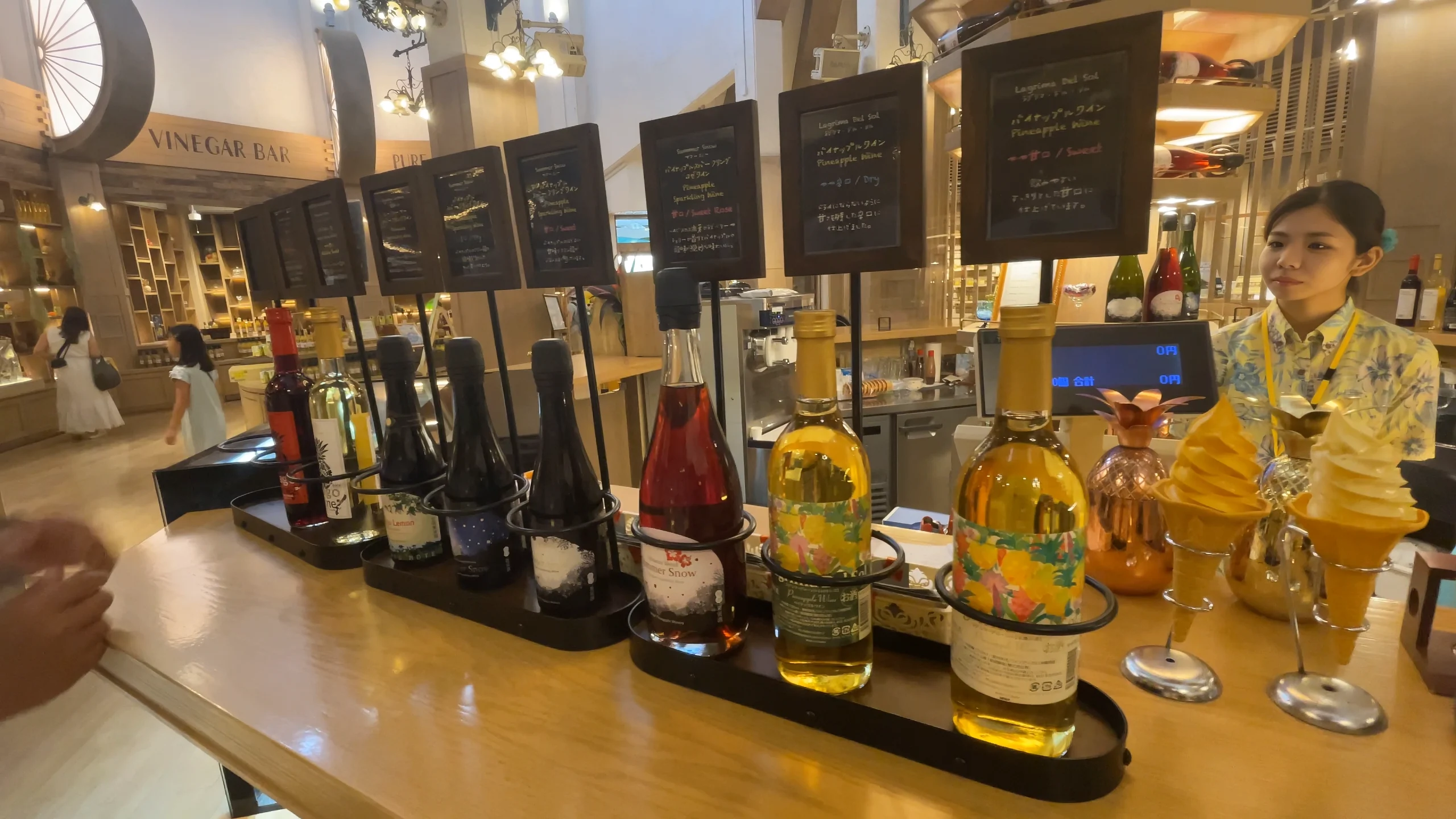 お土産用のパインワイン「ラグリマ・デル・ソル」と、サンゴ保全に寄付される「サマースノー」