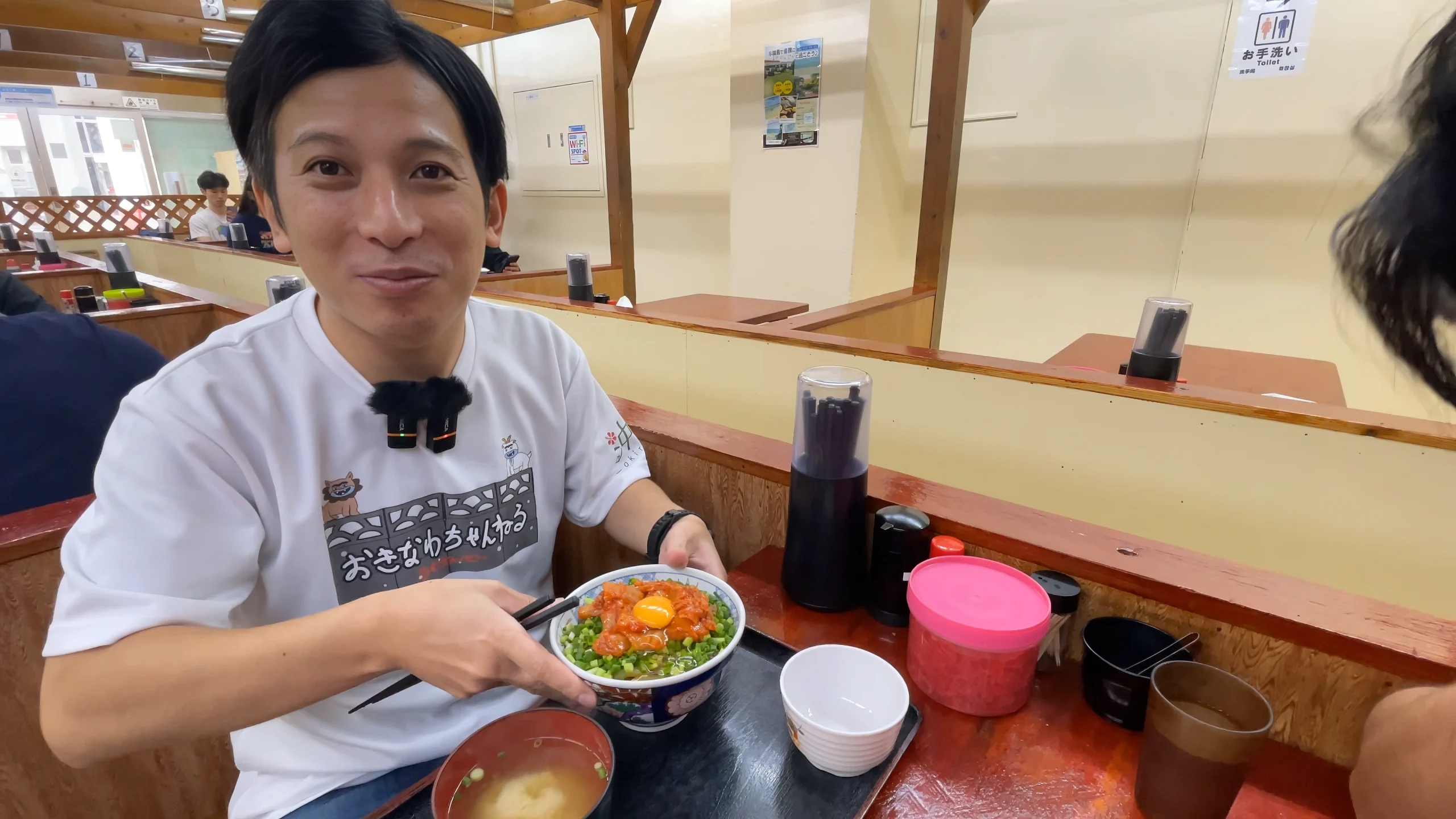 たっぷりの青ねぎとキムチ、中央に生卵が乗った食欲をそそる牛丼