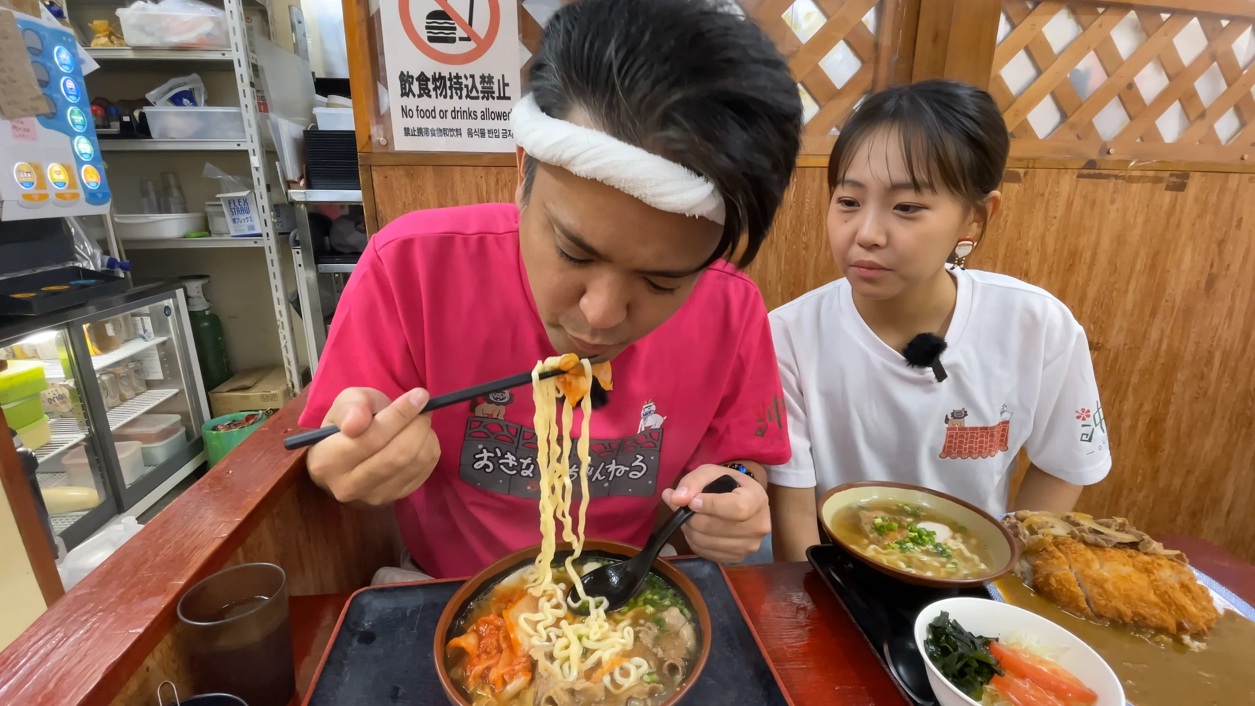 沖縄そばの上に、甘辛い牛肉とキムチがたっぷり乗った牛キムチそば