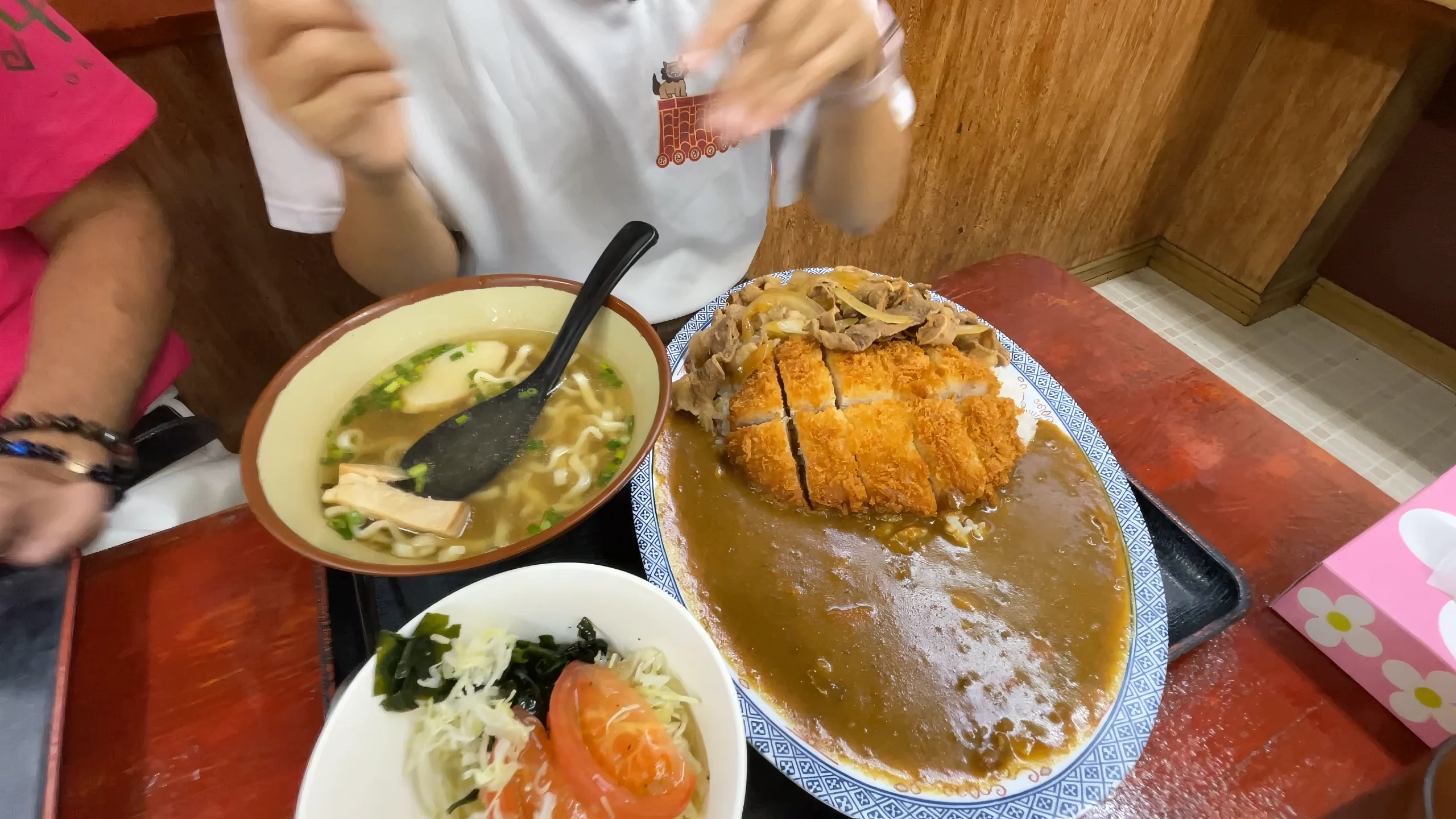 大皿に盛られたカレー、とんかつ、牛丼の具. さらに沖縄そばとサラダがセットになった「どん亭スペシャル」