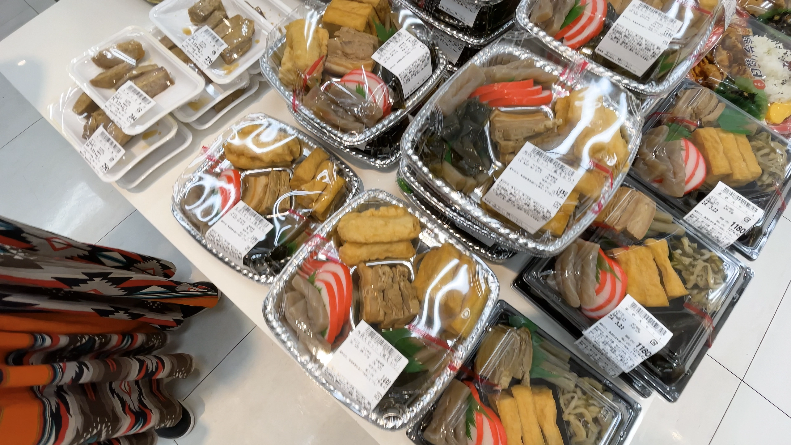 沖縄の行事（お彼岸や旧盆）に欠かせない重箱セット。スーパーで手軽に揃う