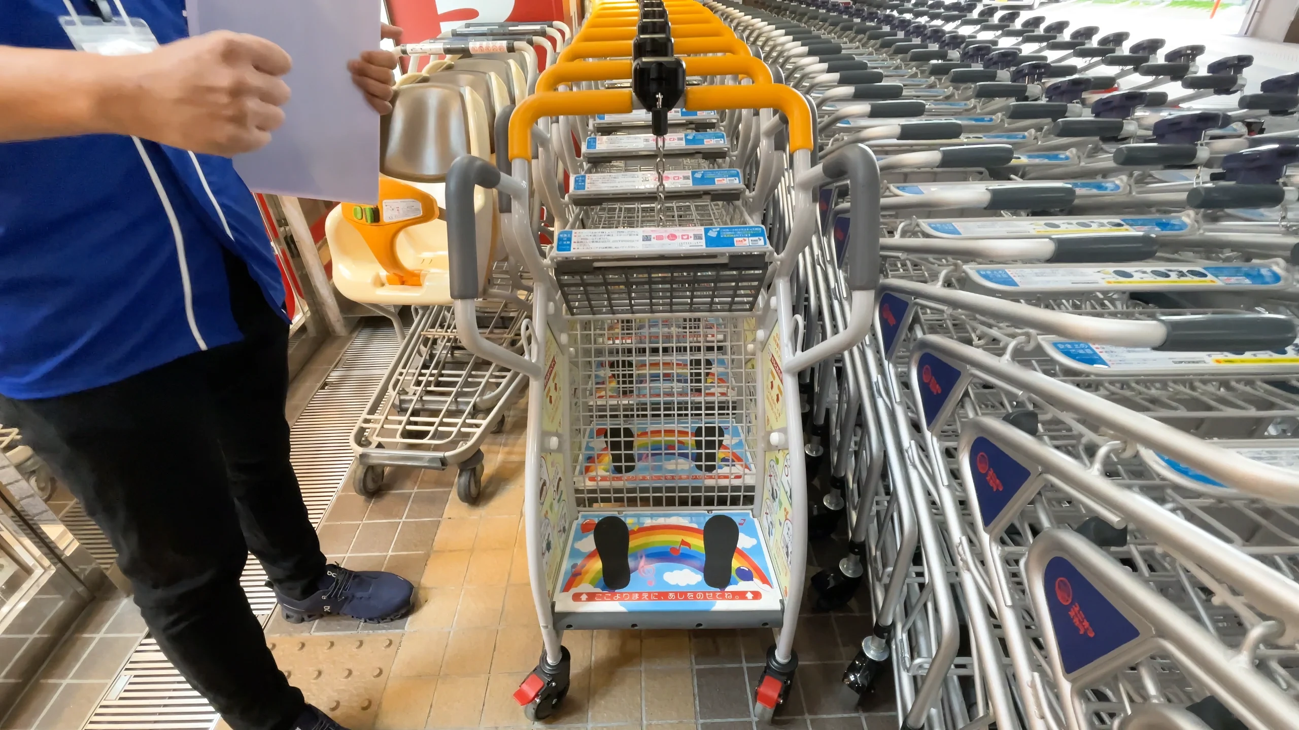 子供用立ち乗りカートを楽しむ様子。目線が高くなり大喜び