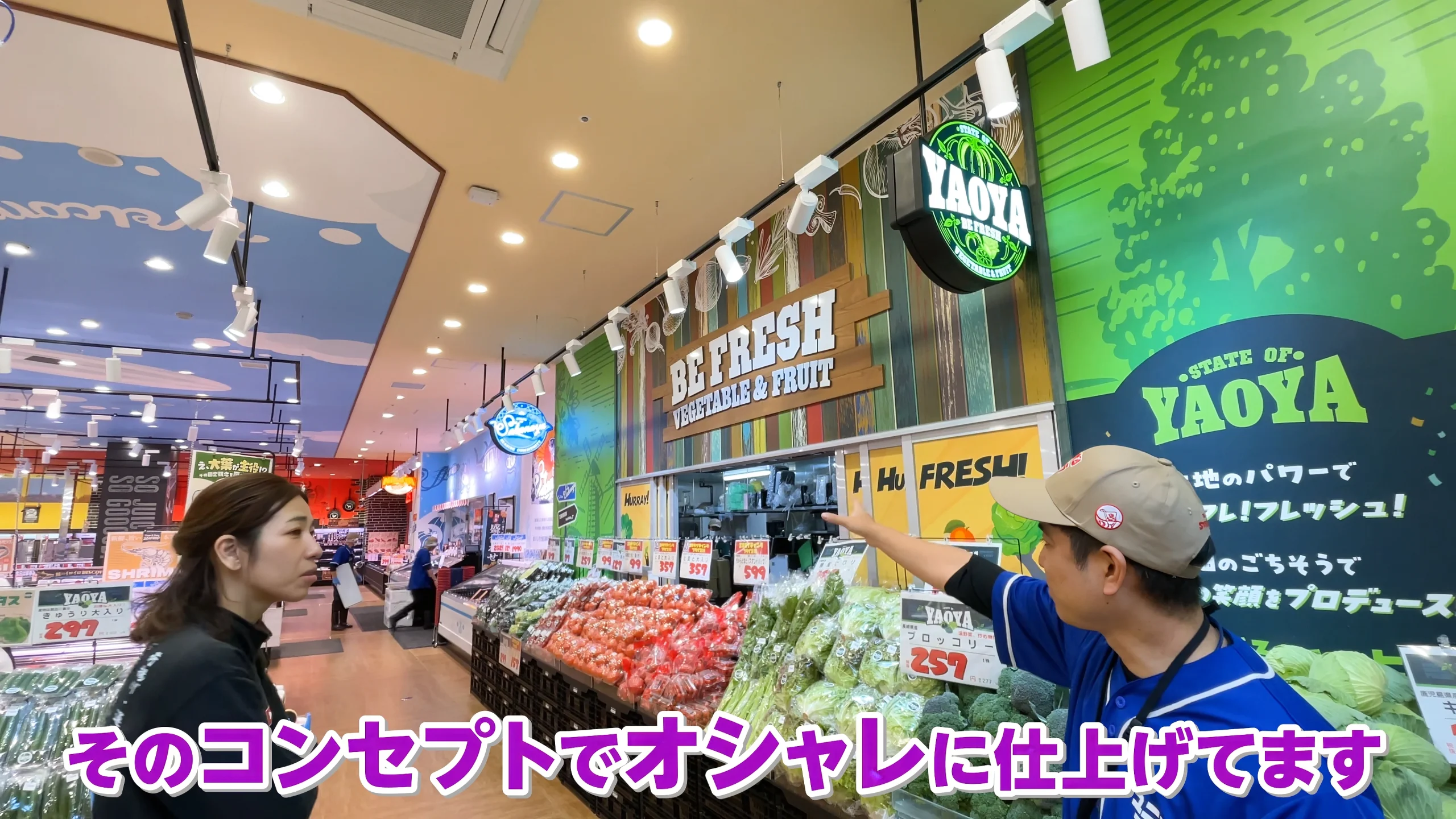 活気あふれる店内の様子。上部にはアメリカンな看板が見える