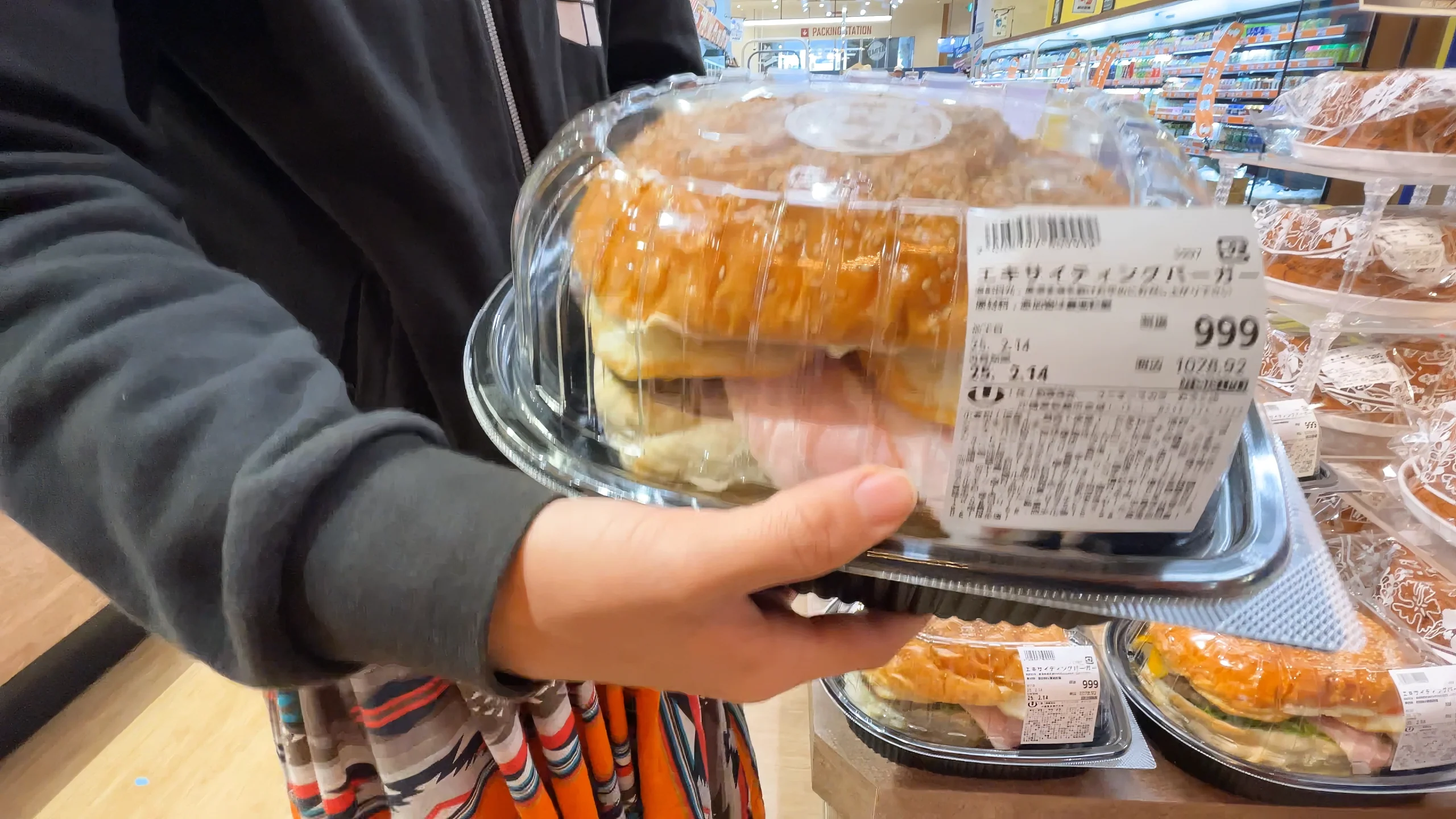 圧倒的なボリューム！エキサイティングバーガーを手に持つ様子