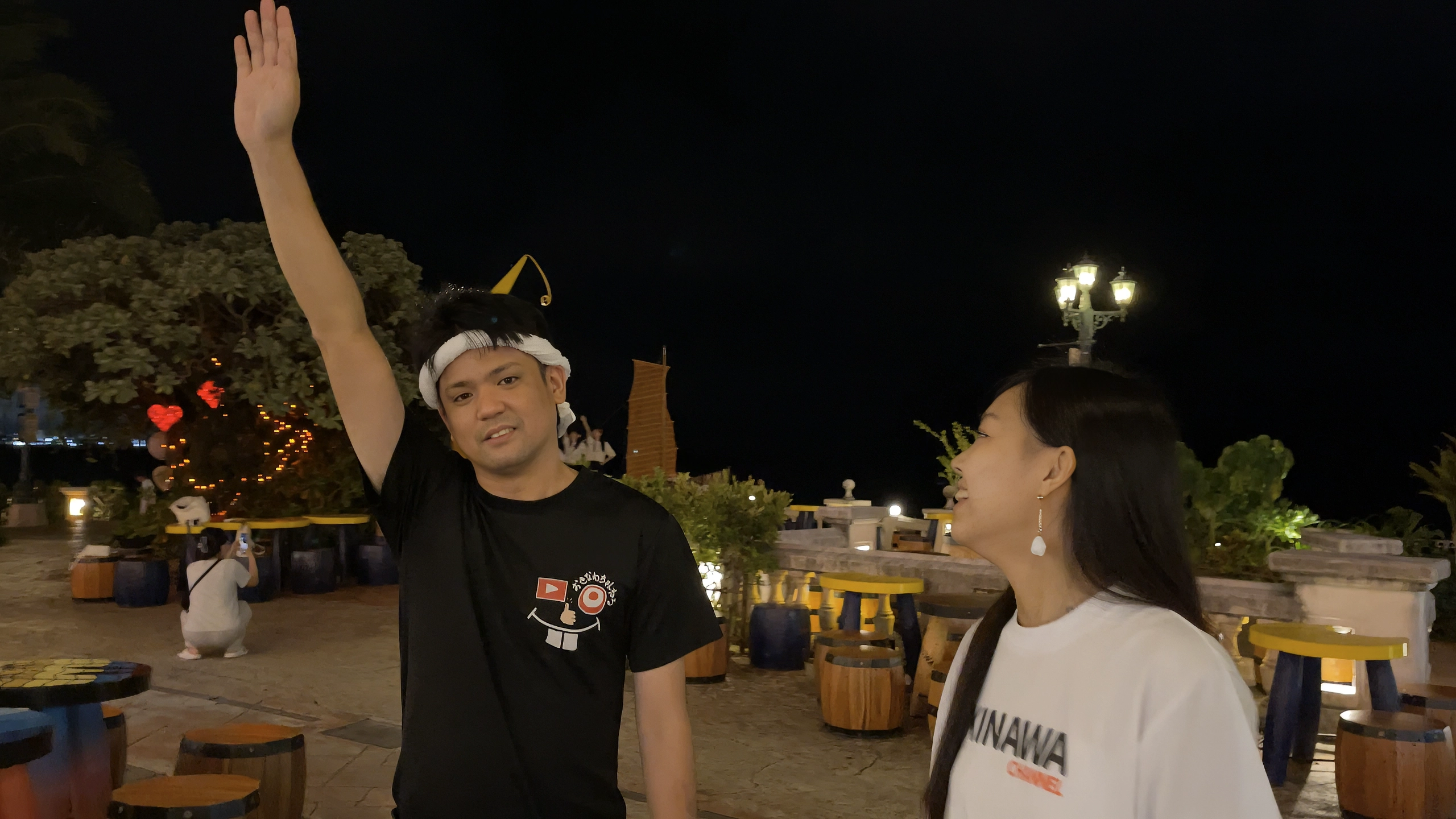 心地よい潮風を感じる夜の海沿い。ボードウォークからの眺め