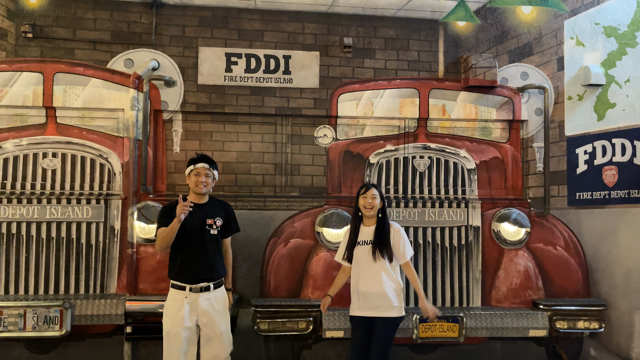 夜にライトアップされた赤いレトロな消防車の壁面アート