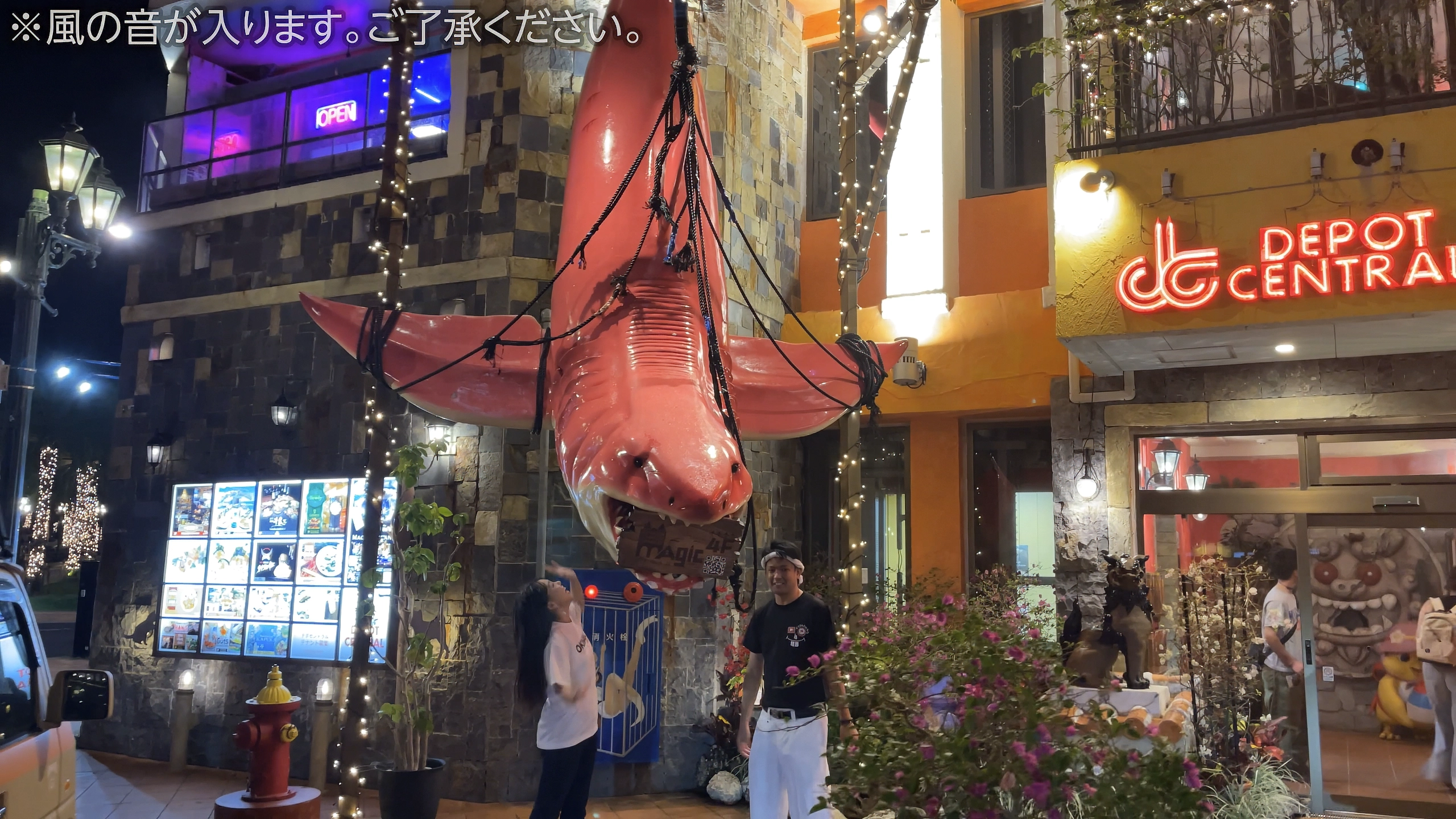 暗闇で迫力満点の巨大ザメのオブジェ。子供たちにも人気