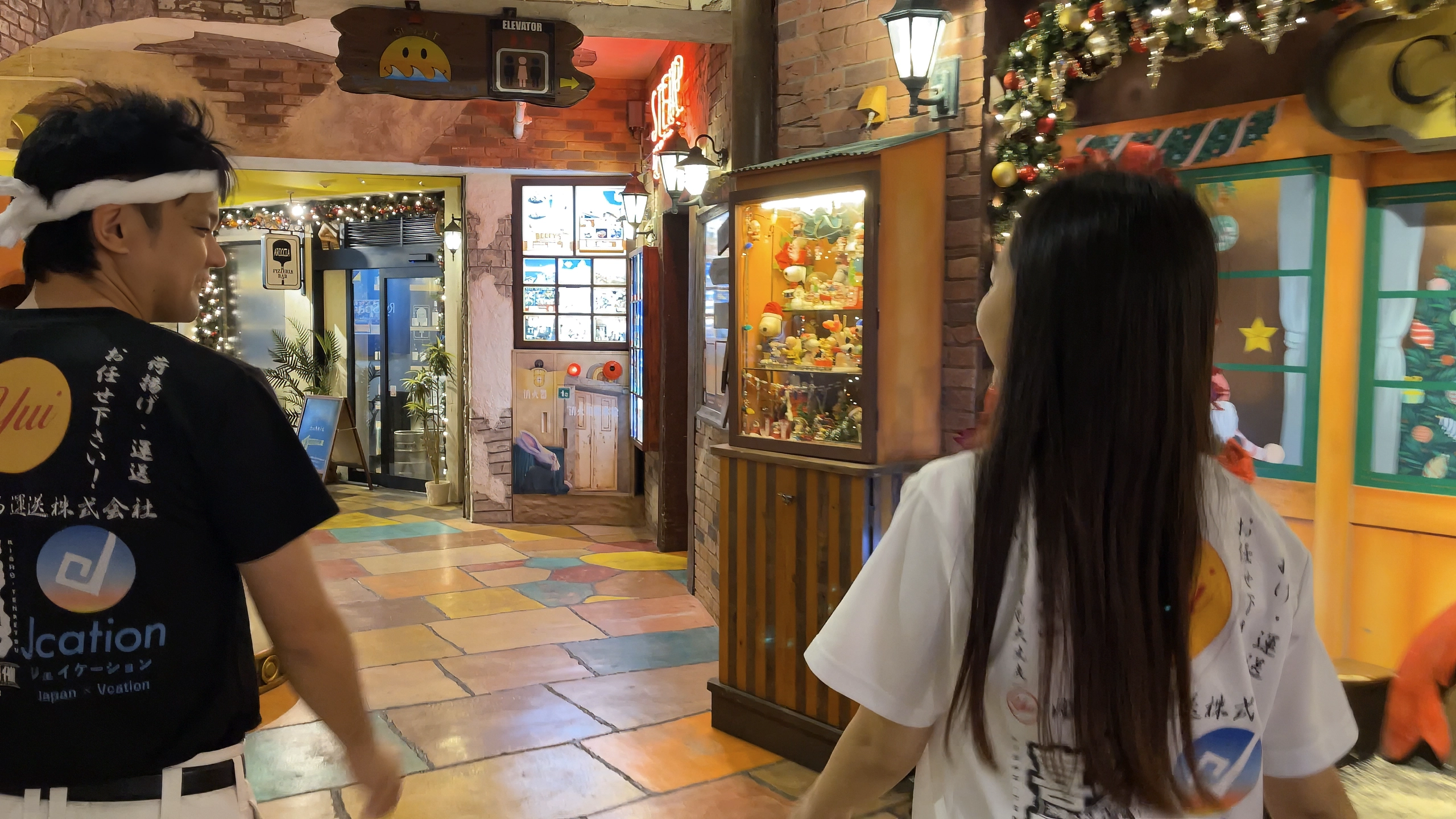 迷路のような路地のレトロな看板や装飾。探検気分を味わえる