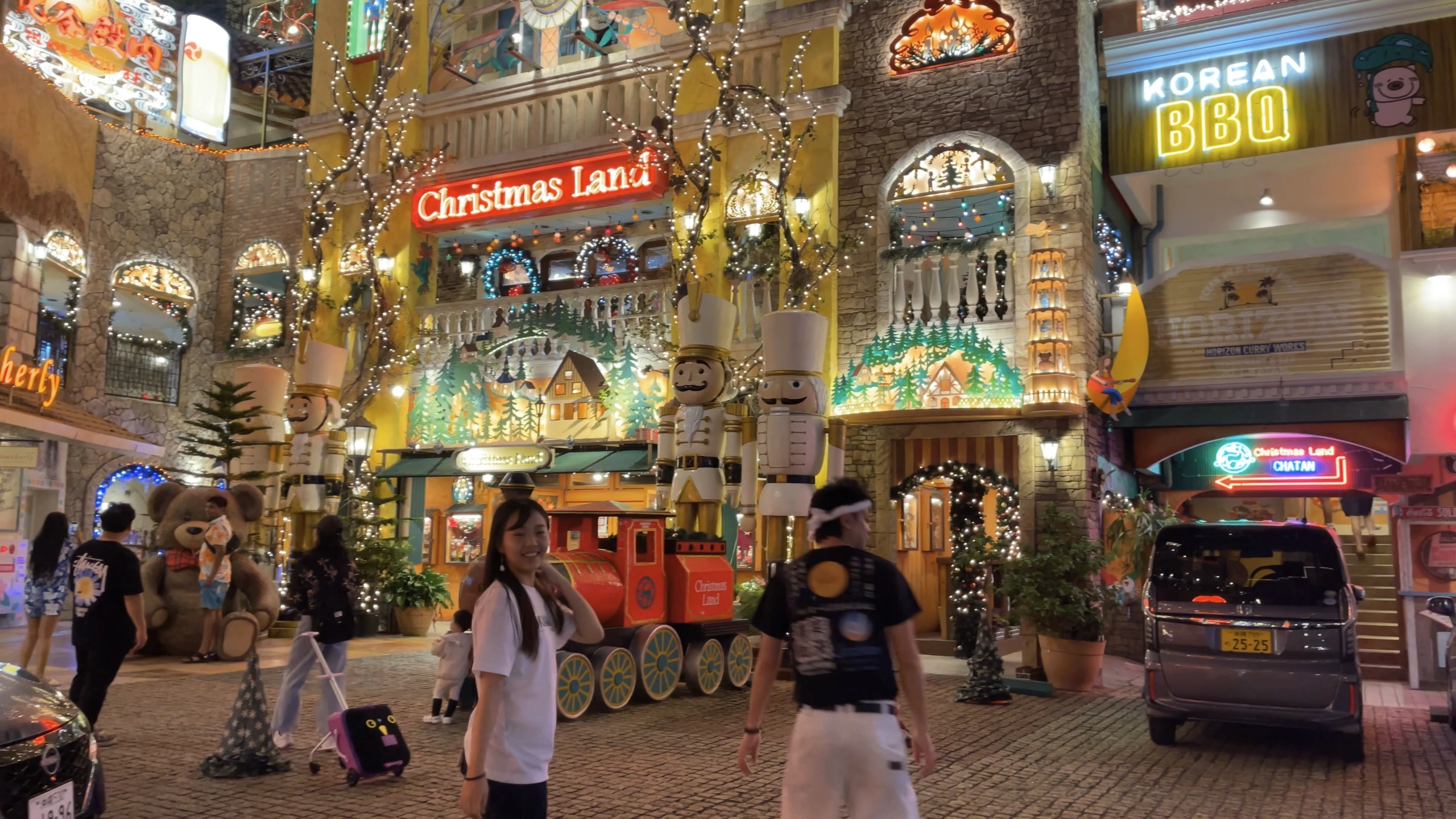 一年中クリスマス気分が味わえるクリスマスランドのきらびやかな装飾。幻想的な灯り