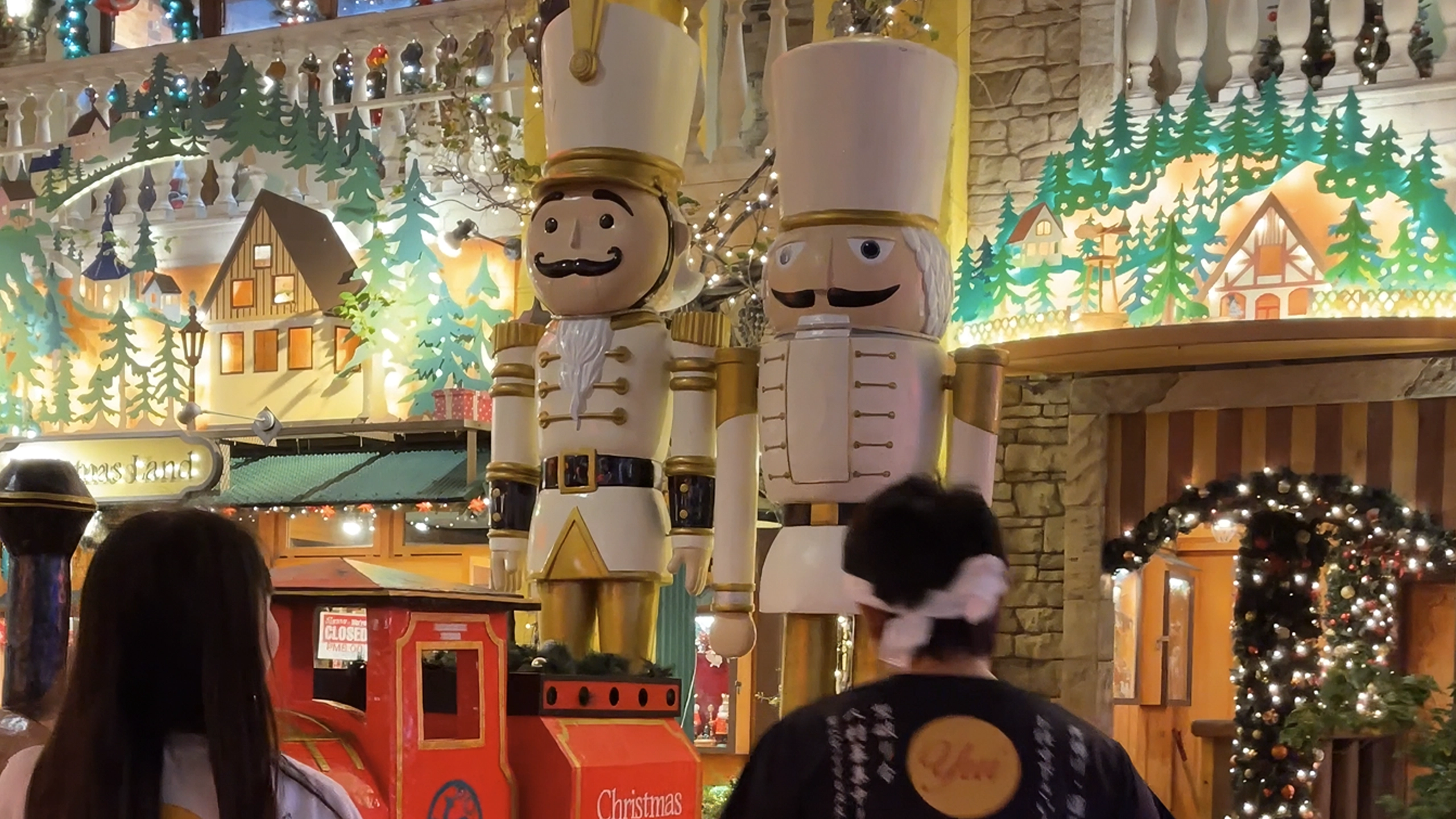 クリスマスランドの巨大なくるみ割り人形と装飾。別の角度からの眺め