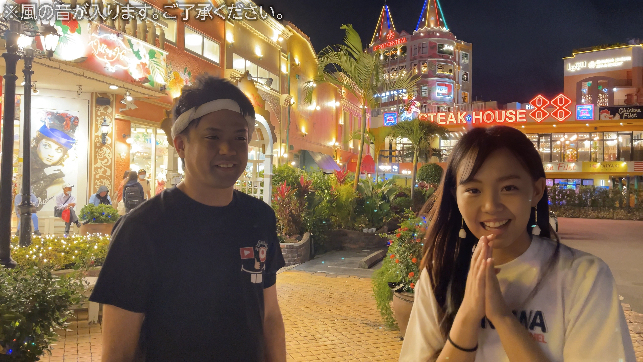 夜のアメリカンビレッジを背景にした、おきなわちゃんねるメンバーのオフショット