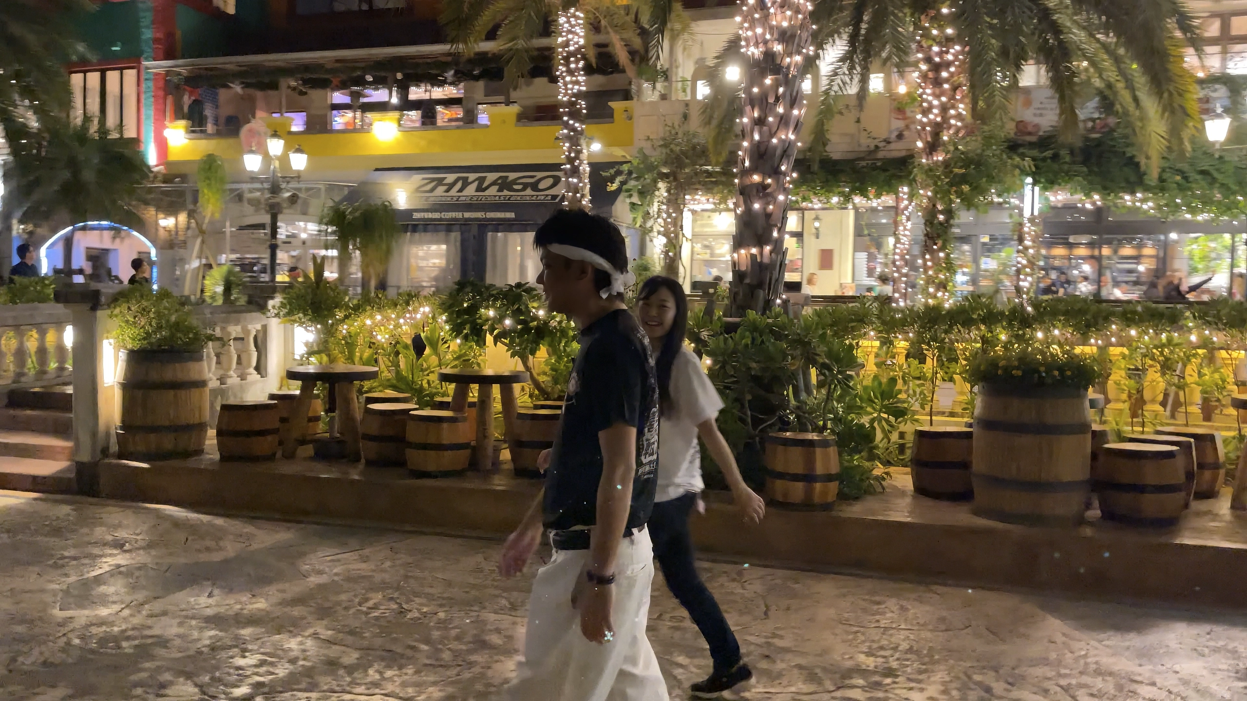 ドラム缶をテーブルにしたお洒落なカフェやレストランのテラス席