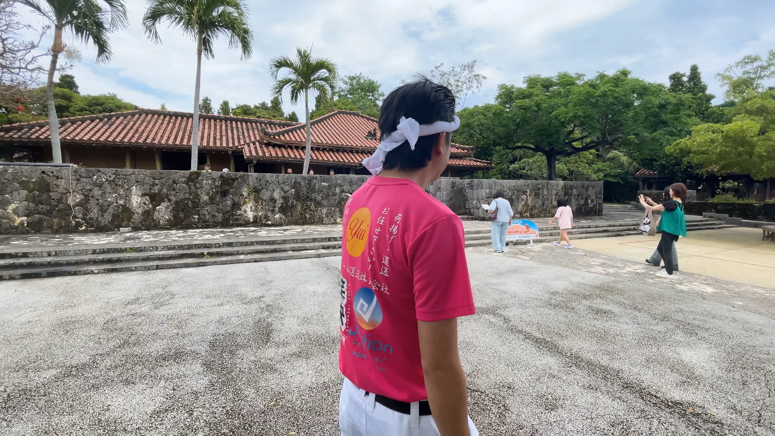 おきなわワールドの活気あふれる様子。赤瓦の古民家やエイサーの演舞