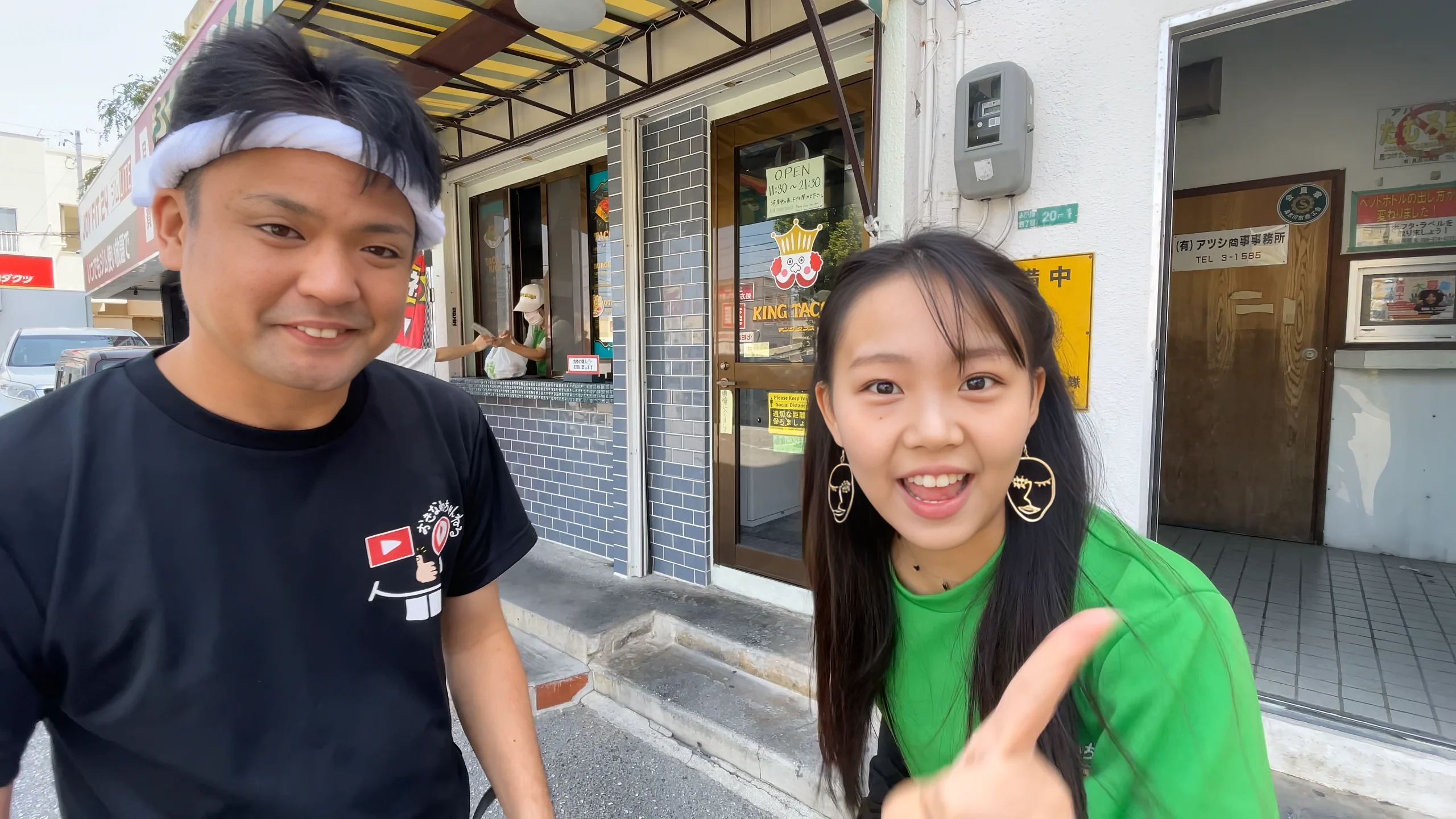 キングタコスあげな店の外観とタコライス