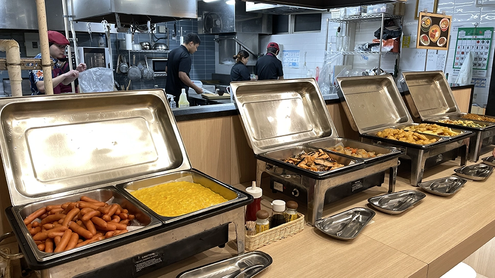 朝食ウインナー、スクランブルエッグ