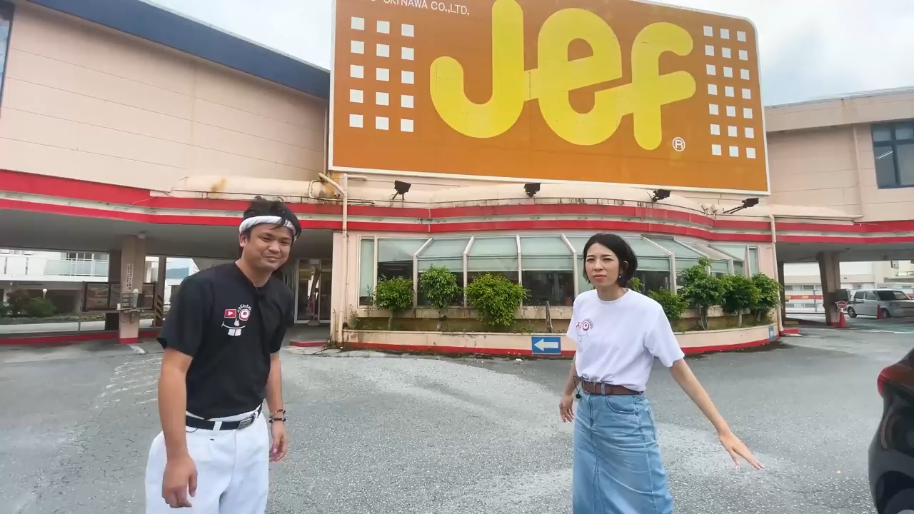 Jef与那原店の店内で元気よく挨拶するひーとーさんとじゅん選手