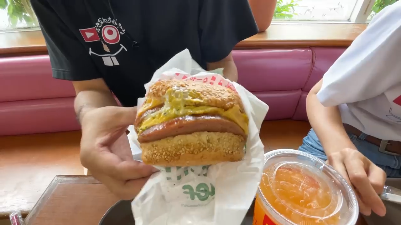 ボリューム満点のマギーぬーやるバーガーのシズル感あふれるカット