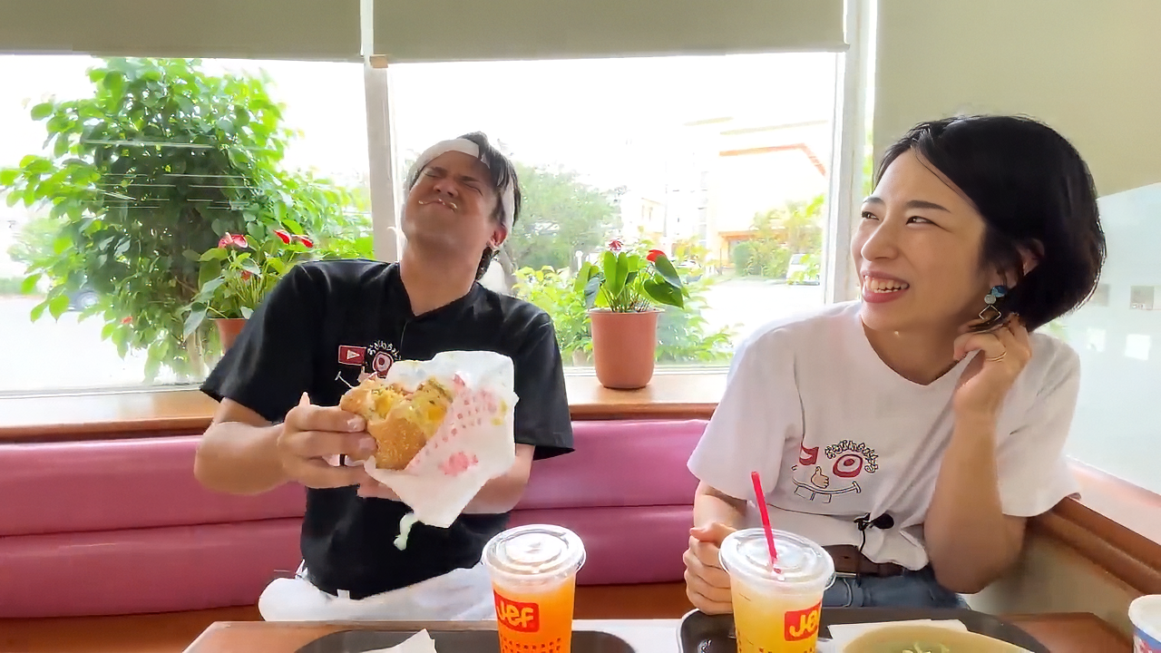 マギーぬーやるバーガーを豪快に頬張るじゅん選手