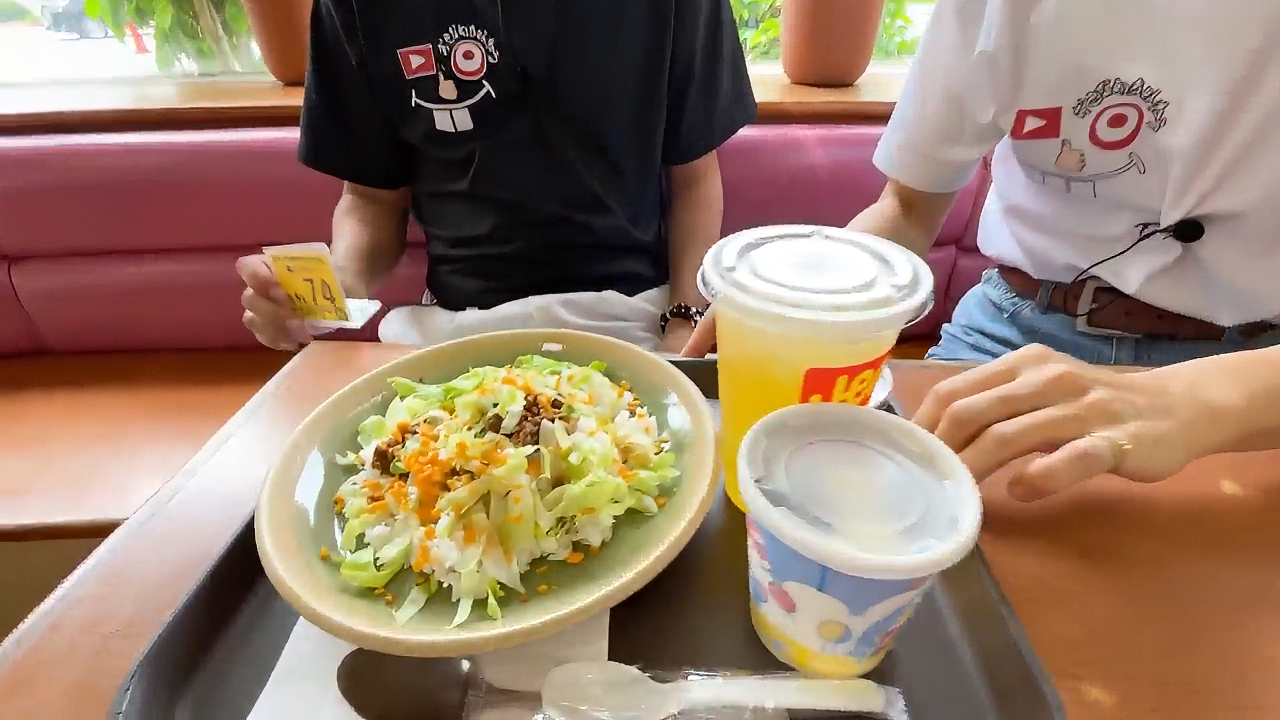 濃厚なひき肉とチーズがたっぷりのタコライスを美味しそうに食べるひーとーさん