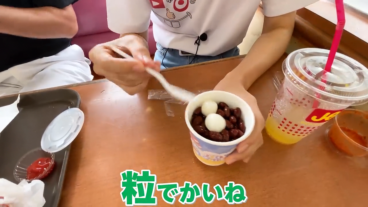 食後のデザートに黒糖シャーベットぜんざいを満喫する様子
