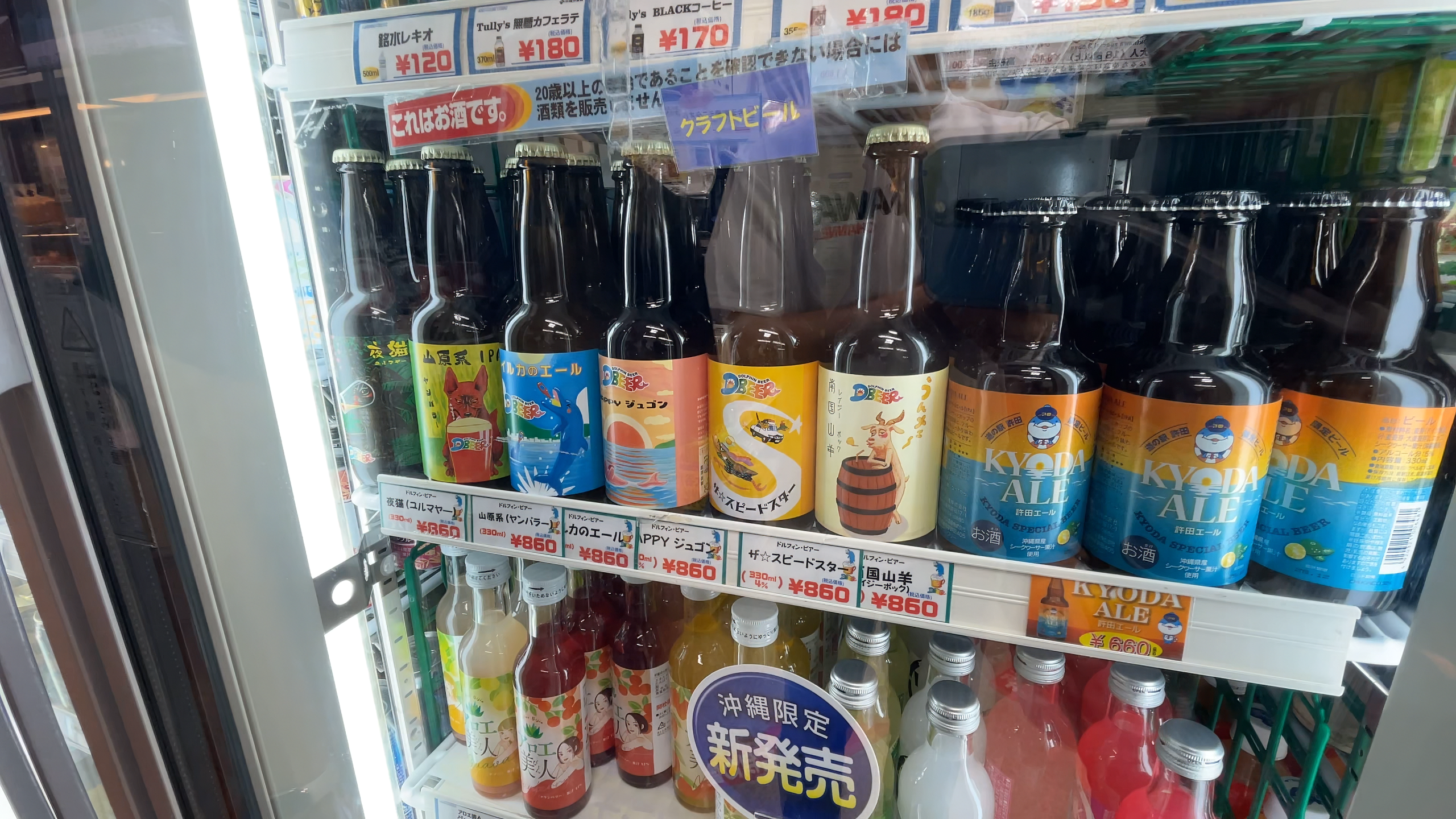 特産品ブースでおすすめの商品を見つけて笑顔を見せるあつきにぃにぃさん