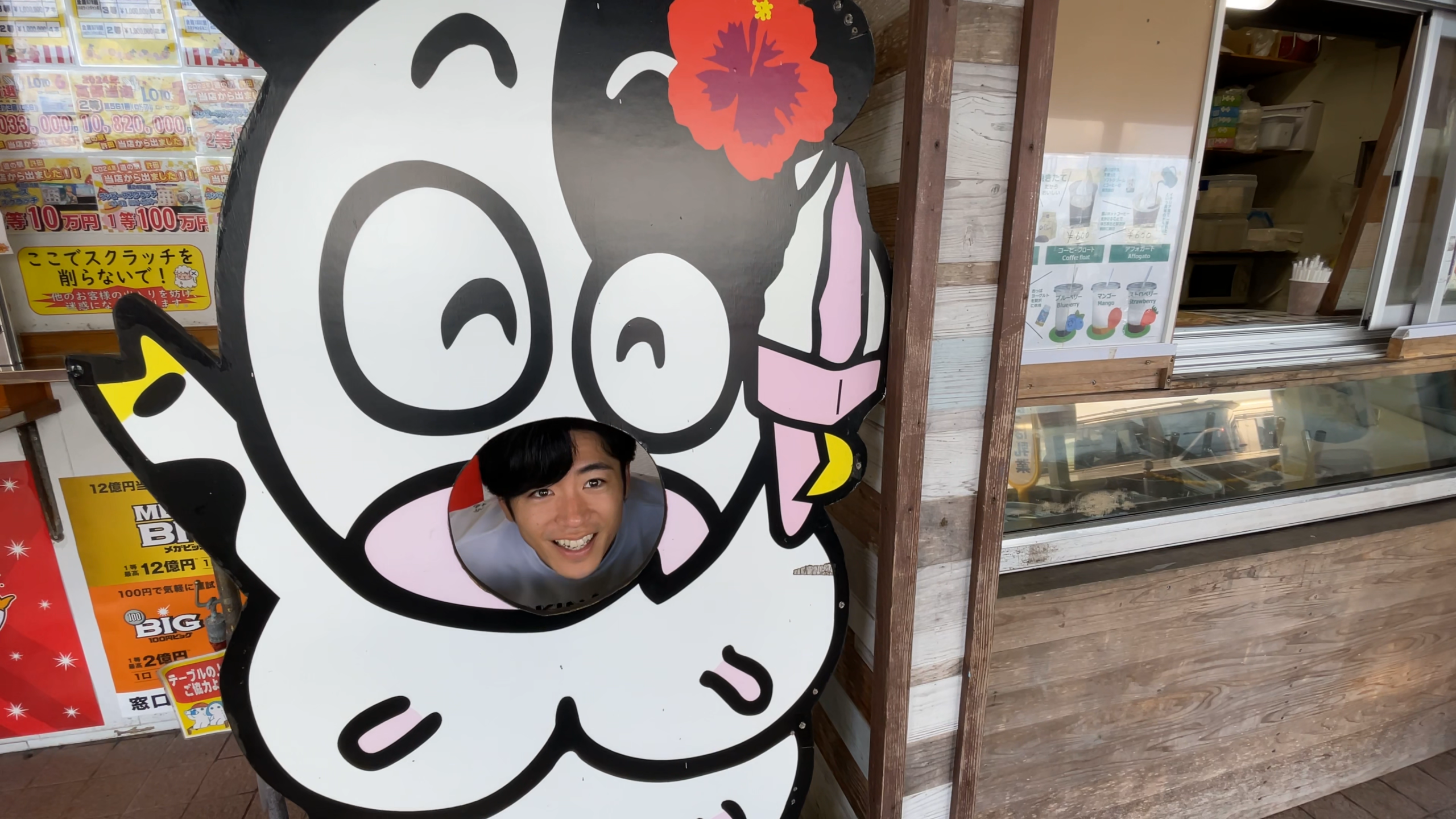 限定クラフトビール許田エールを嬉しそうにカメラに掲げるカット