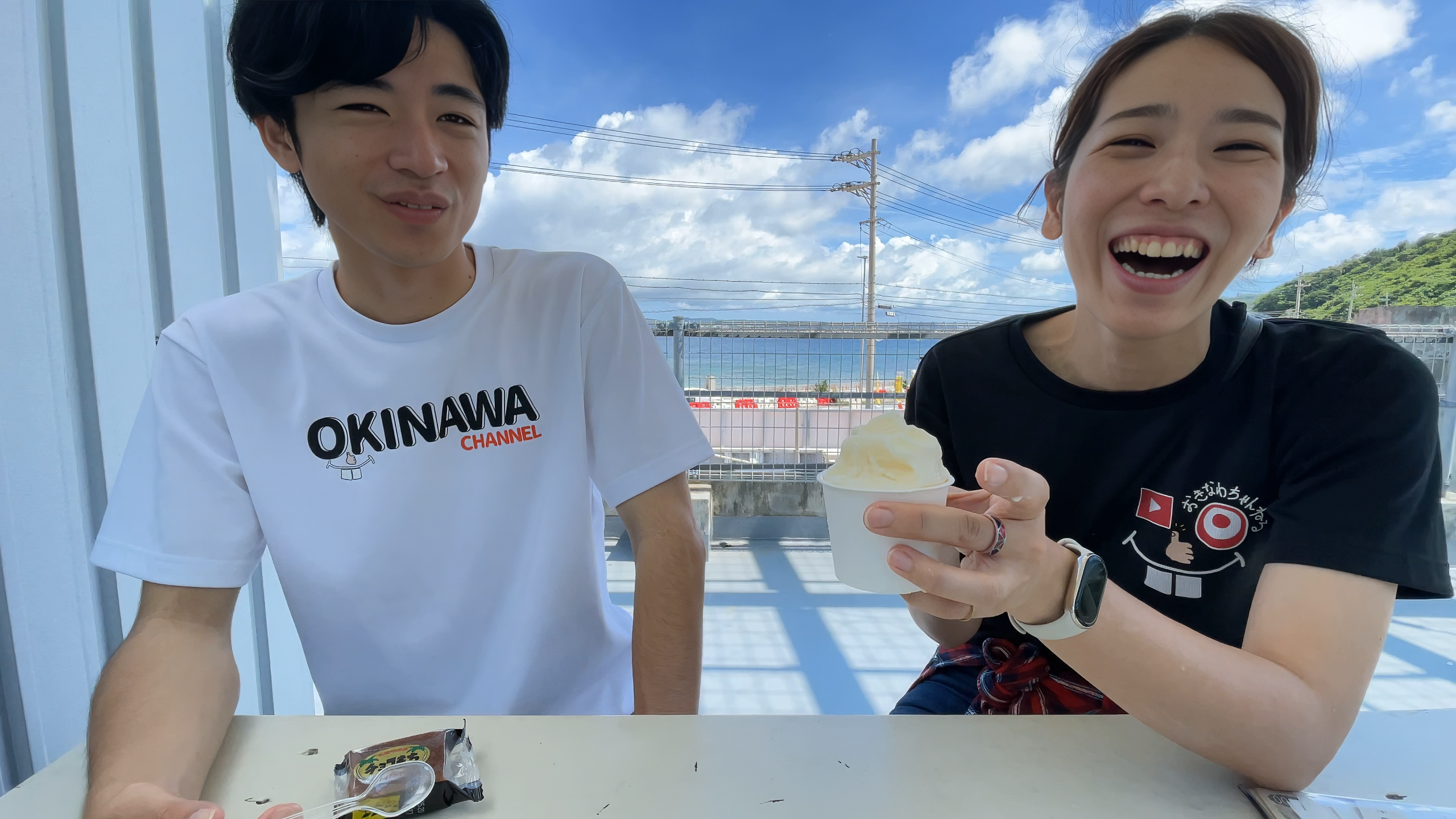 おっぱ乳業の滑らかなミルクジェラートを味わい嬉しそうなひーとーさん