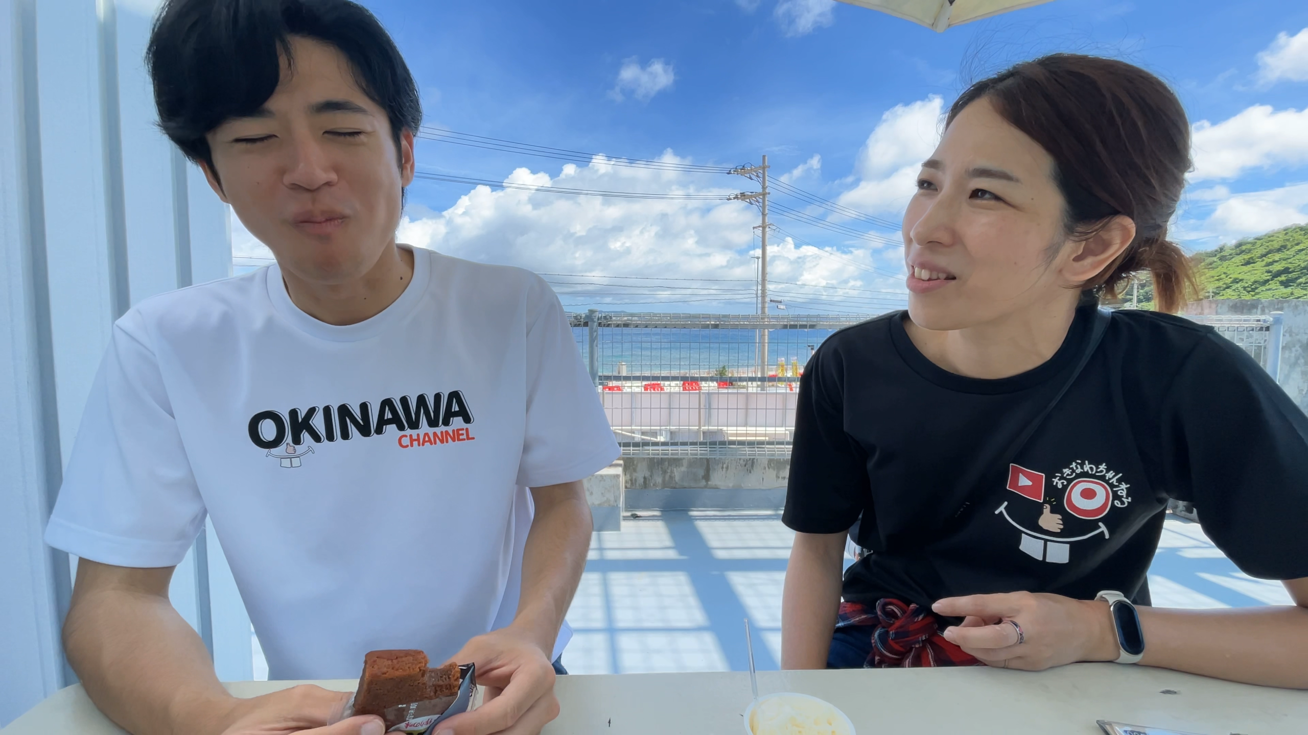 おっぱ乳業のジェラートを美味しそうにスプーンですくいあげる様子
