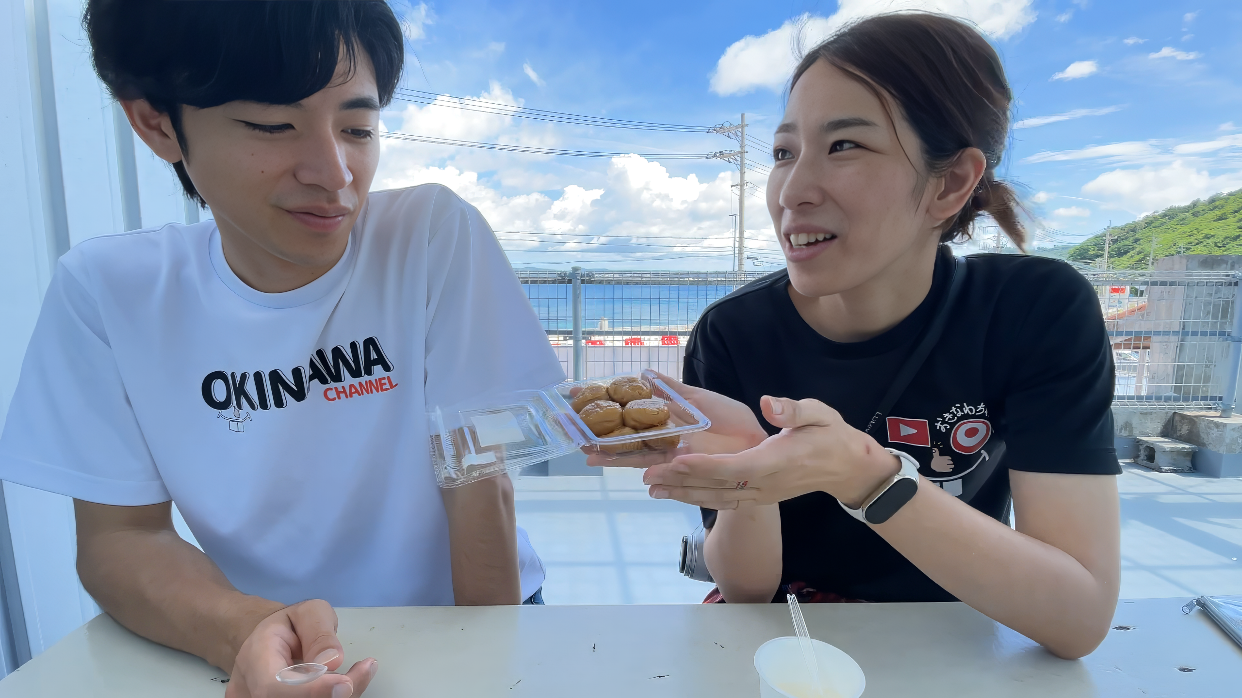 名護特産のチョコもちのサイズ感ともちもちの質感を伝えるあつきにぃにぃさん