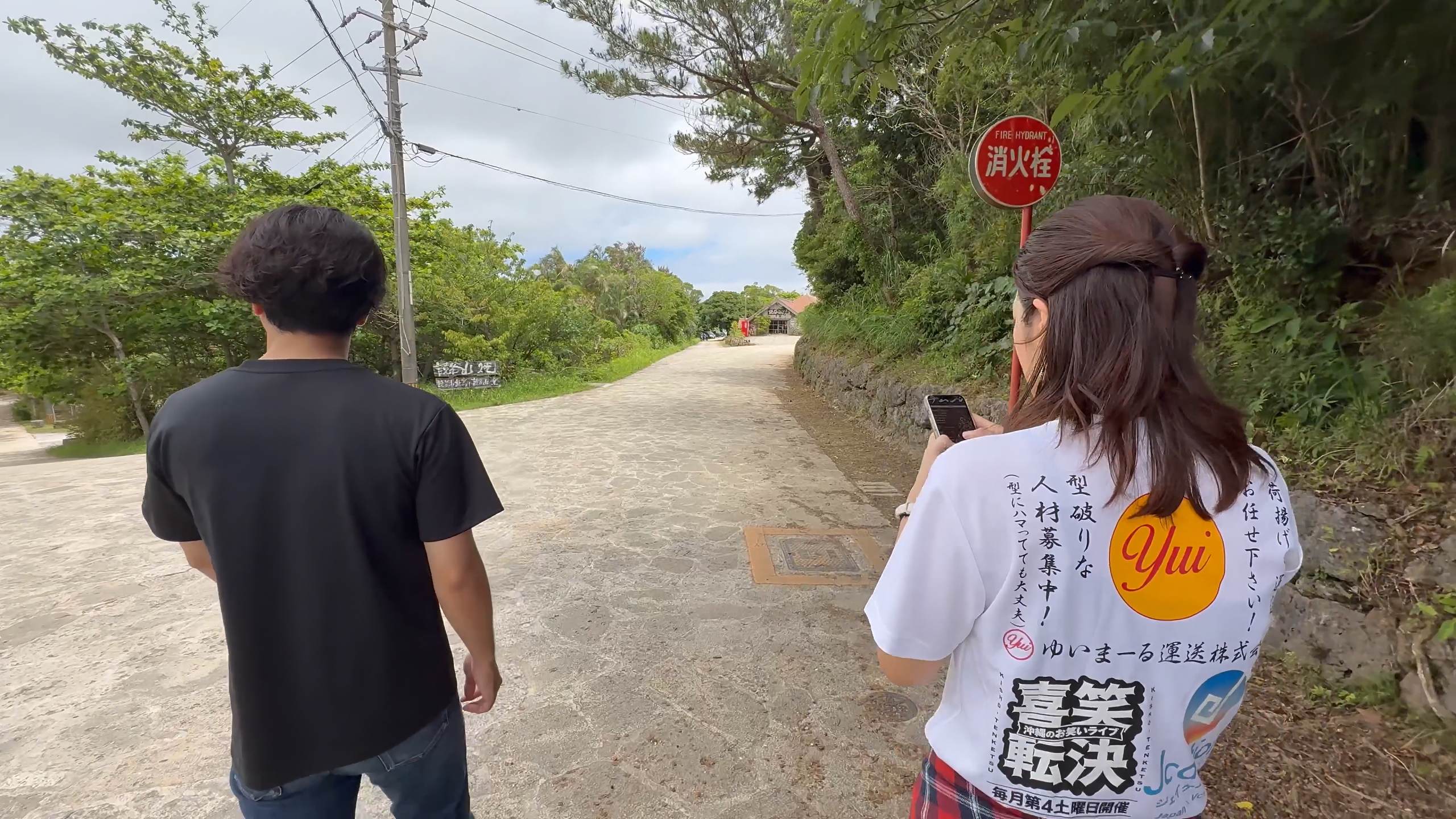 やちむんの里の入り口とおきなわちゃんねるのナビゲーター