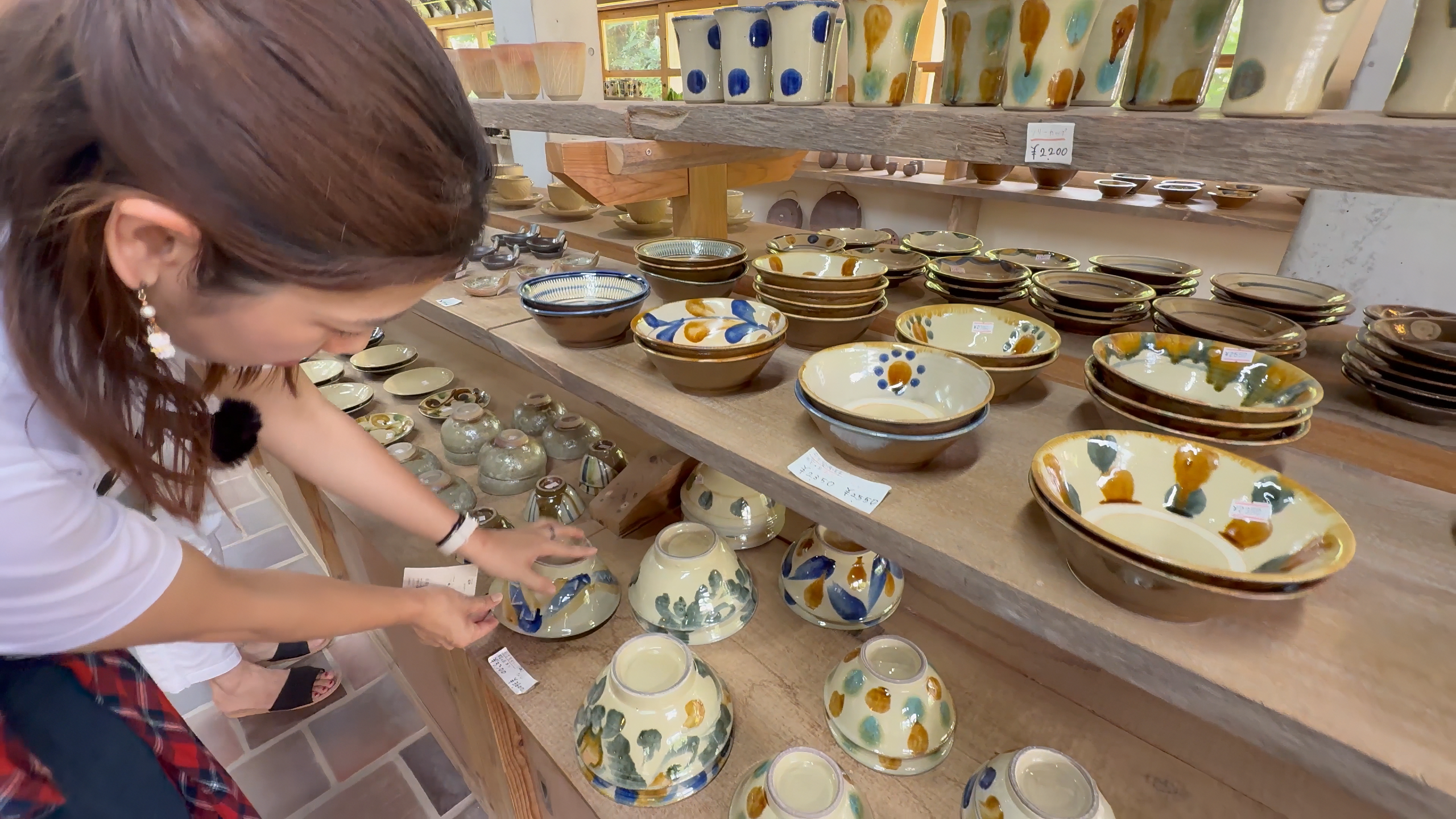陶芸工房ふじの店内の様子とやちむんの器その2