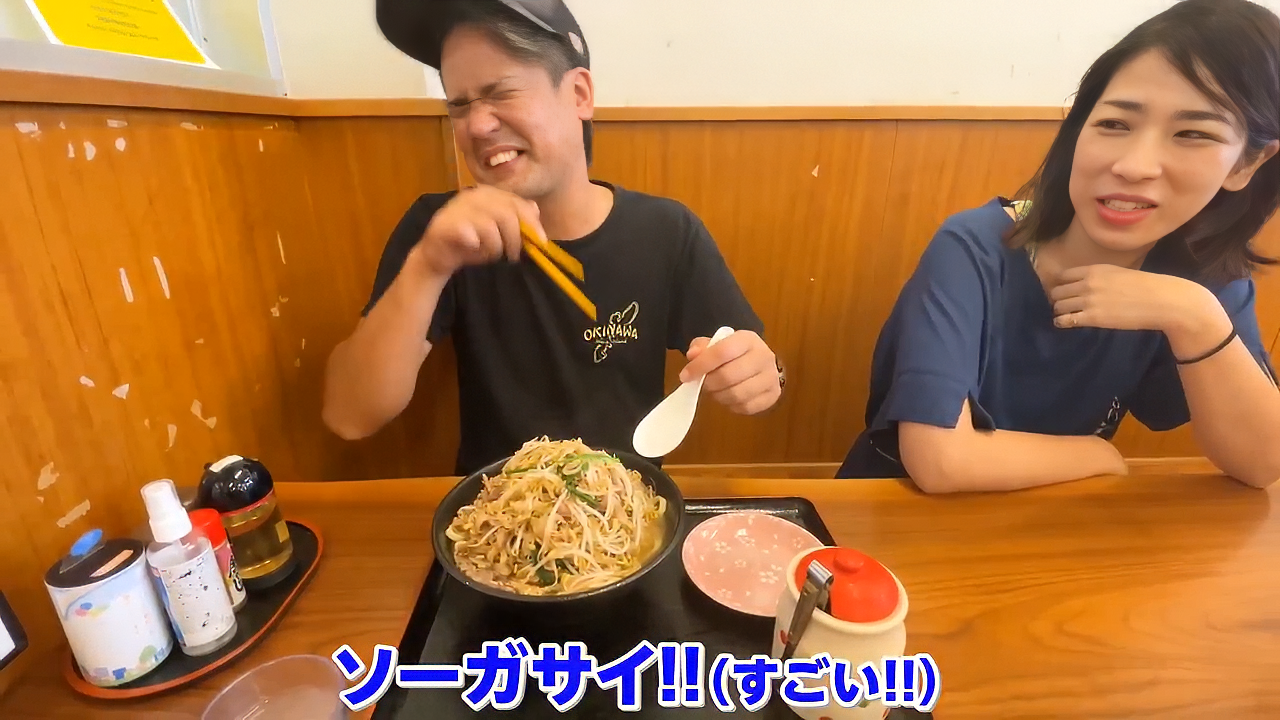 どんぶりから溢れんばかりに盛られた、さくら食堂名物スタミナもやしそば