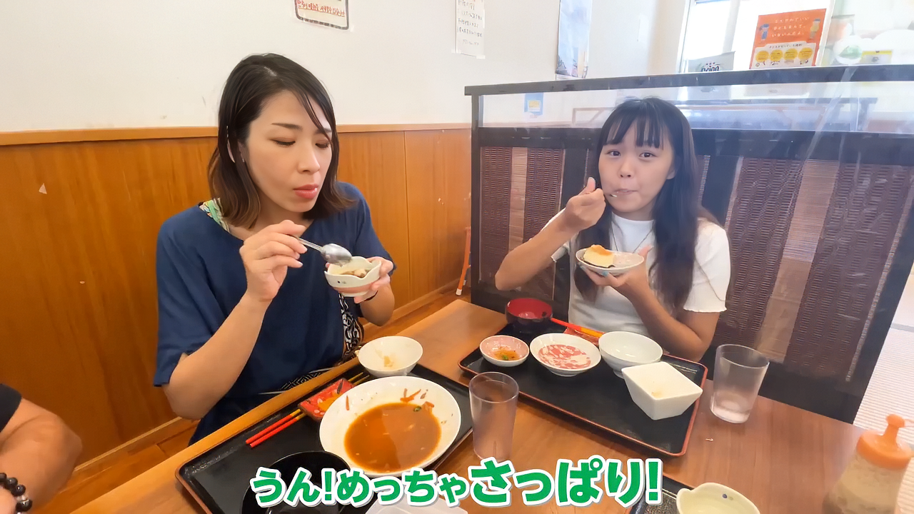 食後に提供される手作りチーズケーキと麦入りぜんざい